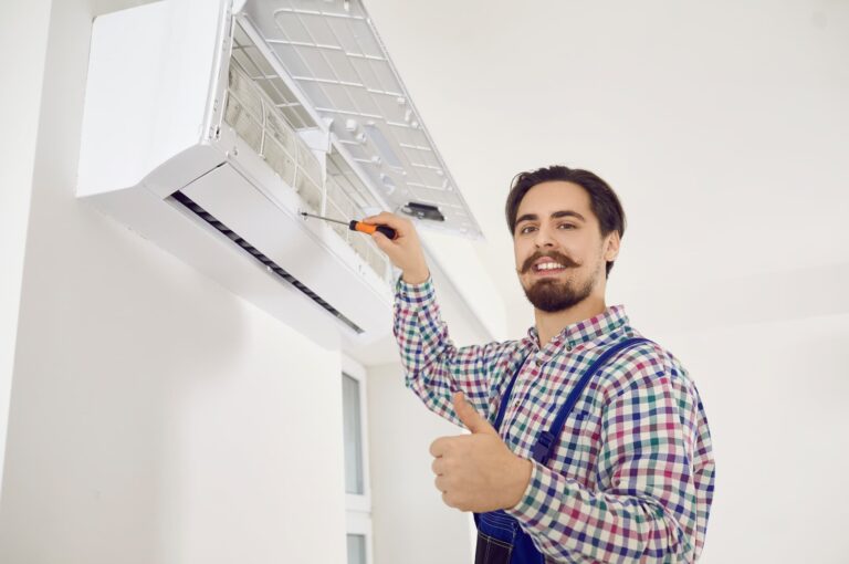 réparateur de clim lors d'une mission de dépannage